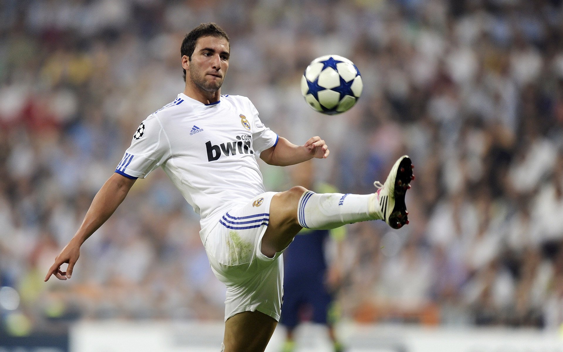 利物浦进攻节奏明快,红军力图夺冠,足球红军利物浦